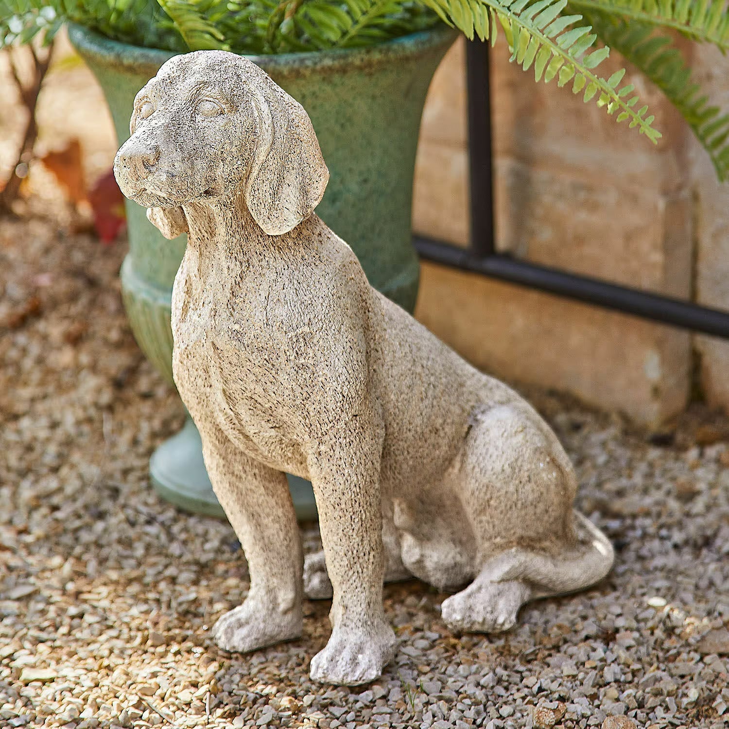 Figura ogrodowa „Pies — wierny strażnik"