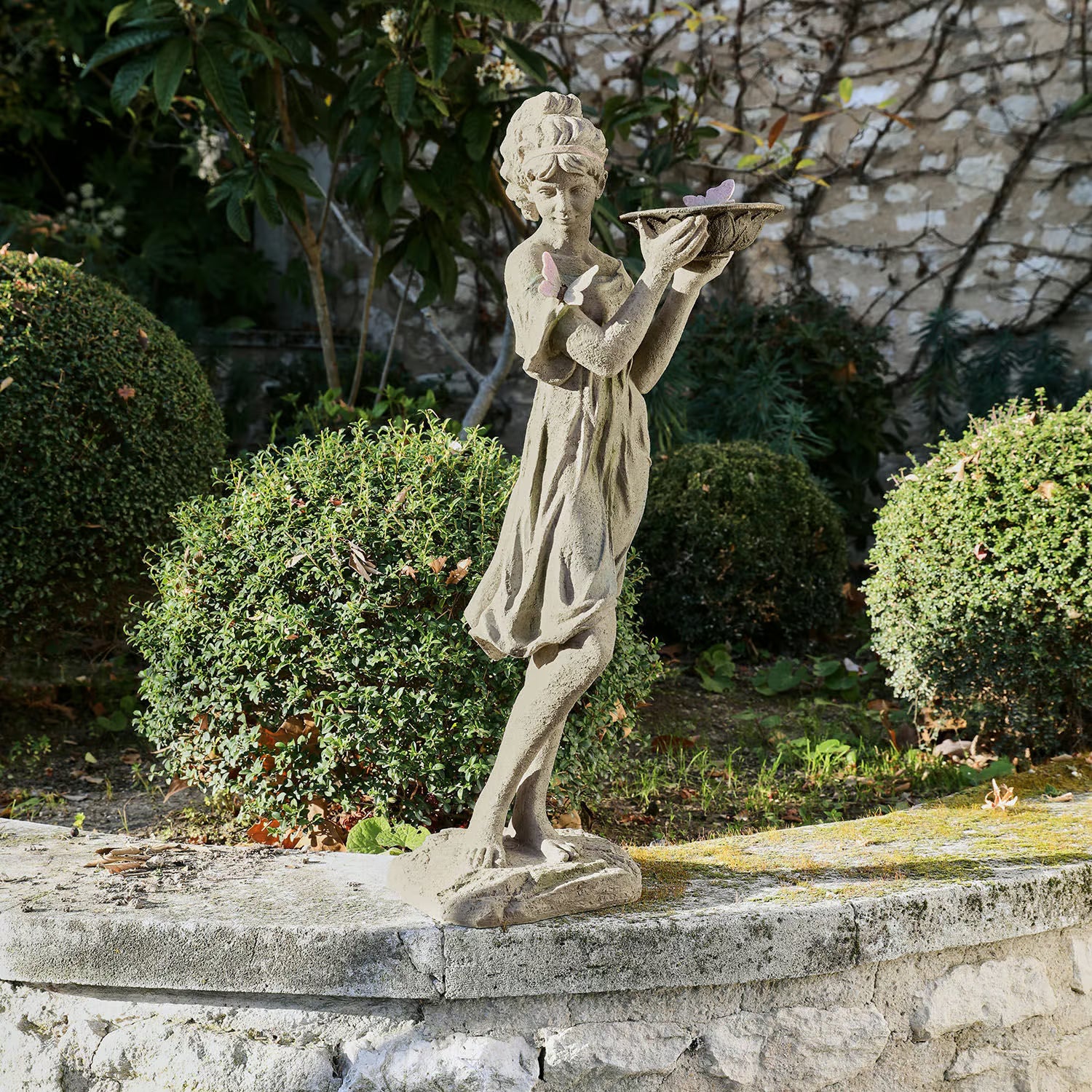 Figura ogrodowa „Dama z motylami"